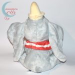 Nagy Dumbo elefánt plüss (30 cm) hátulról, piros kendővel