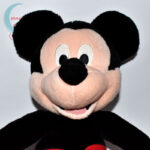Óriási Mickey (Miki) egér plüss figura közelről