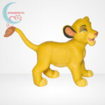 Az Oroszlánkirály: Simba kölyök gumírozott figura - Bullyland, oldalról