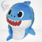Baby Shark: Cápa család - Apa cápa (kék színű) zenélő plüss (30 cm), balról