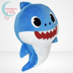Baby Shark: Cápa család - Apa cápa (kék színű) zenélő plüss (30 cm), jobbról