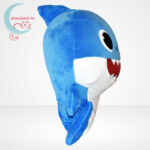 Baby Shark: Cápa család - Apa cápa (kék színű) zenélő plüss (30 cm), oldalról