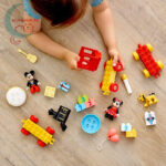 LEGO Duplo - Mickey és Minnie születésnapi vonata (10941), játék közben