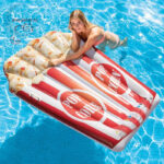 Popcorn formájú felfújható strandmatrac (178 x 124 cm) - Intex 58779, strand közben