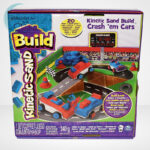Kinetikus homok: autóverseny szett (Kinetic Sand Build: Crash em Cars), szemből