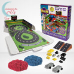 Kinetikus homok: autóverseny szett (Kinetic Sand Build: Crash em Cars), a doboz tartalma