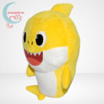 Baby Shark: Cápa család - Sárga színű Bébi cápa zenélő plüss, balról