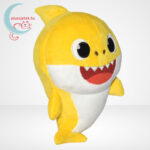 Baby Shark: Cápa család - Sárga színű Bébi cápa zenélő plüss, jobbról