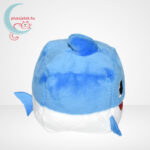 Baby Shark: zenélő kockaplüss - Kék színű Apa cápa plüss, oldalról