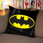 Batman: A Batman jel mintás fekete díszpárna a kanapén (40×40 cm)