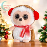 Csillogó szemű fülvédős karácsonyi plüss süni csíkos sálban az asztalon, 10 cm (Mini Motsu, Keel Toys)