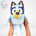 Bluey: Magyarul beszélő Bluey plüss a kézben (33 cm)