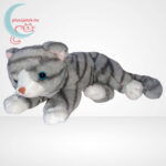 Mirci, a fekvő plüss cirmos cica oldalról (25 cm)
