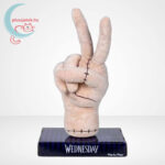 Wednesday: Izé, béke jelet mutató levágott kéz, 25 cm-es plüssfigura