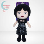 Wednesday: Wednesday plüss figura fekete ruhában (32 cm)