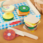 Szerepjáték: Szendvicskészítés, 17 db-os konyhai fajáték az asztalon, szeletelhető hozzávalókkal (Melissa & Doug)