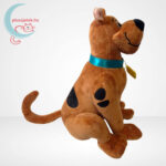 Scooby Doo: 28 cm-es Scooby Doo plüss kutya oldalról
