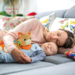 Elalvást segítő doromboló plüss cica, alvás közben (Baby Clementoni)