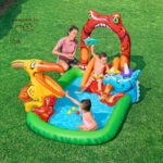 Jurassic Splash felfújható dinós vízi játéksziget pancsoló medence csúszdával, a kertben (241x140x137 cm, Bestway)