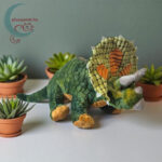 Élethű, átölelhető plüss triceratops dinoszaurusz az asztalon, 38 cm (Semo)