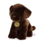 Csokibarna ülő plüss labrador kölyök kutya, 28 cm (Aurora, Miyoni)