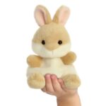 Ella, a fehér-világosbarna tenyérnyi ülő plüss bébi nyuszi, 13 cm (Aurora, Palm Pals)
