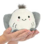 Flapjack, a fehér, tenyérnyi ülő plüss bébi rája, 13 cm (Aurora, Palm Pals)