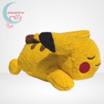Pokémon: Alvó plüss Pikachu plüss, 15 cm (Jazwares), oldalról