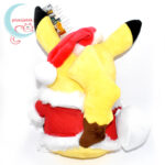 Mikulás Pikachu pokémon plüss hátulról