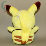 Pikachu kis táskával plüss (20 cm) hátulról