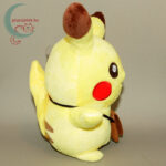 Pikachu kis táskával plüss (20 cm) jobb oldalról