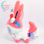 Pokémon Sylveon plüss oldalról
