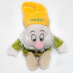 Sneezy (Hapci) plüss törp felülről fényképezve
