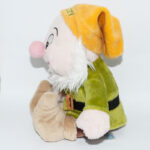 Sneezy (Hapci) plüss törp oldalról fényképezve