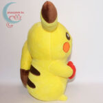 Szerelmes 32 cm-es Pikachu Pokémon plüss oldalról