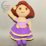 Dóra a felfedező plüss lila szoknyában (32 cm)