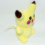 Nyitott szájú nevető pikachu pokémon plüssjáték jobbról