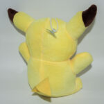 Pikachu plüss játék nyitott szájjal háttal