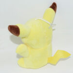 Pikachu plüssfigura nyitott szájjal hátulról
